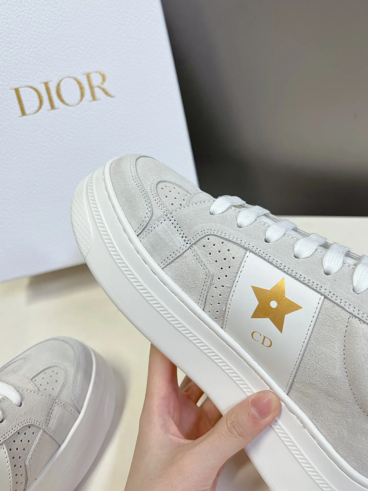 👟👟Ex-factory price 640👟👟 Dior's new platform shoes thick-soled casual shoes. Purchased and developed from Taikoo Hui RMB 16,400. These Dior Star sneakers continue the timeless silhouette and are carefully made of cow leather, so they are particularly comfortable on the feet. They are decorated with tonal suede panels and metal stars to decorate the lace eyelets to enhance the style. The lightweight style is matched with the "Christian Dior" logo thin sole, suitable for all seasons, and can be matched with all kinds of casual looks to add a finishing touch. Classic and super durable. The upper is stitched with cowhide. The original IP outsole height is 4CM. Size: 35-41. A full set of counter synchronized gift boxes 💝 packaging